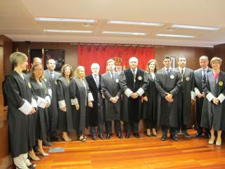Los tres nuevos jueces destinados en Navarra provenientes de la última promoción de la Escuela Judicial con la Sala de Gobierno del TSJ de Navarra